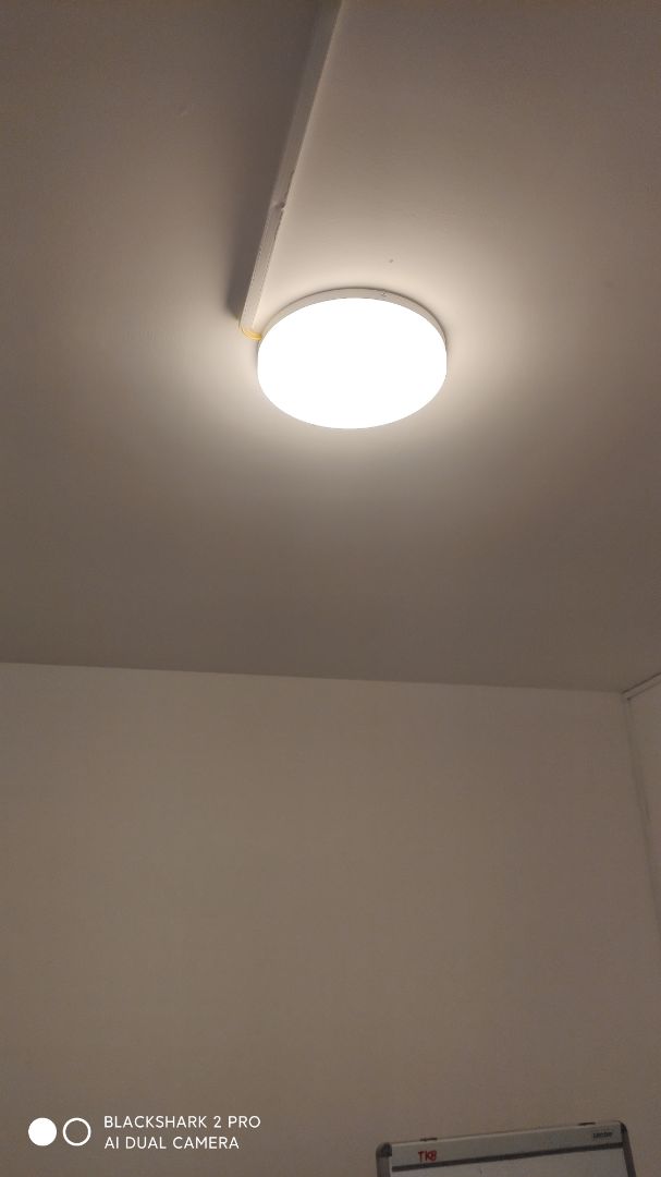 Đèn dùng tốt, tắt mở để chuyển 3 màu, có thể tùy ý điều chỉnh màu đèn trong phòng. Lắp đặt cũng đơn giản. Hình chụp không thể hiện đúng màu sắc như bên ngoài. Hài lòng với sản phẩm.