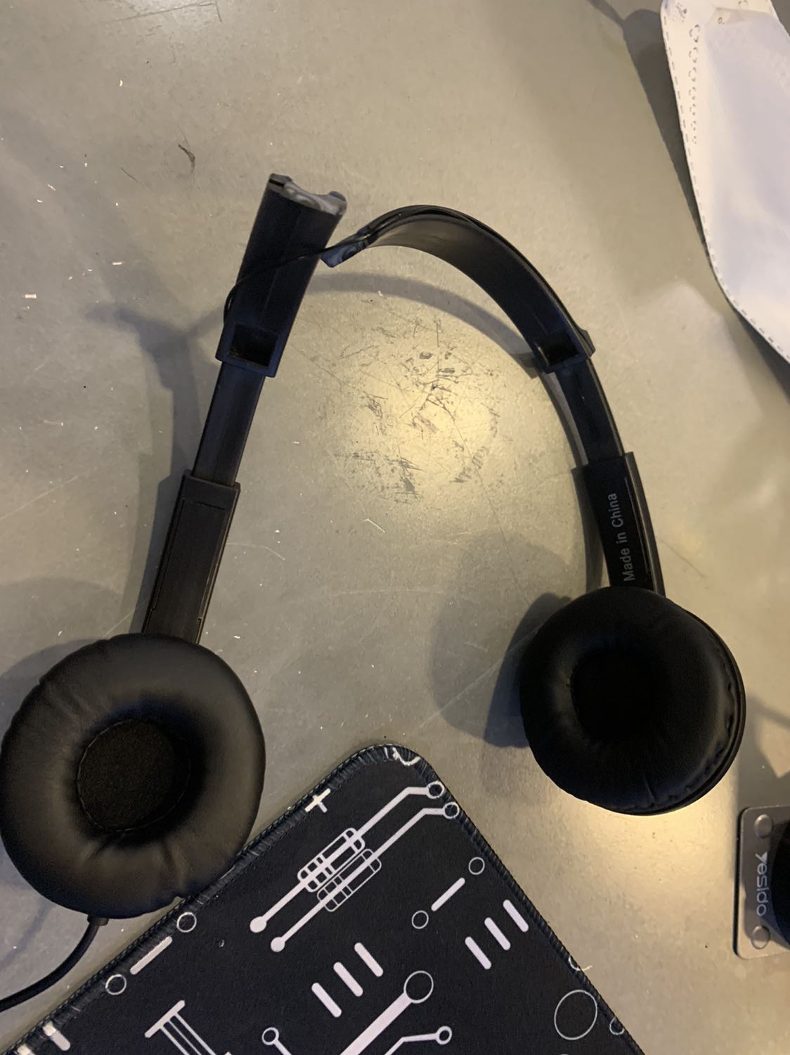 Bị gãy sau 3 tháng sử dụng (mua 6/1; gãy 4/4; sử dụng trong văn phòng). Kiểm tra thì Tiki Trading từ chối bảo hành. Đánh giá 1 sao vì chất lượng quá kém.