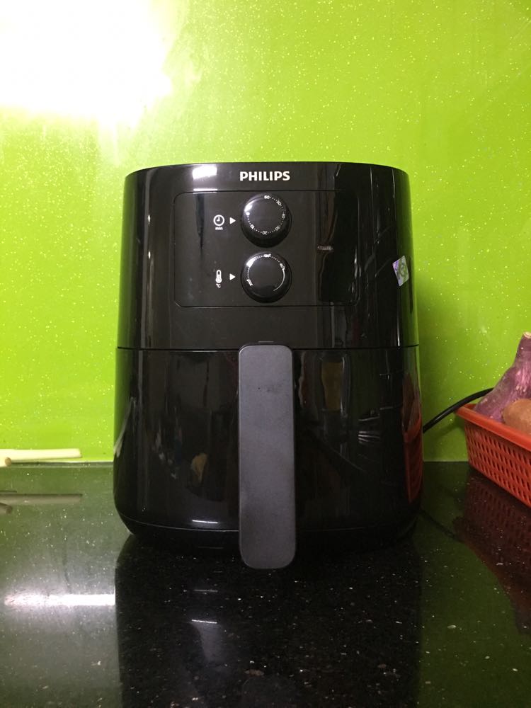 Tiki giao hàng nhanh, cả thời gian đặt và giao chỉ 3 ngày (mình ở tỉnh). Dù dịch bệnh nhưng vẫn giao nhanh, sớm hơn dự kiến. Cảm ơn Tiki.
Mình có đôi lời nhận xét về NCKD Phillips HD9200/90:
- Nồi chiên đẹp, màu đen, nhìn sang trọng và gọn gàng.
- Nồi hoạt động không ồn, thức ăn chín mềm và ngon (tuy nhiên vẫn phải lật thức ăn nhé)
- Nồi 4,1L. Giỏ chiên khoảng 2L. (Với lượng thực phẩm 7-800g). Phù hợp với gia đình nhỏ, với nhu cầu sử dụng của mình nên cực kỳ hài lòng.
- Mình mua sale với giá 1.949k Free ship. Với mức giá này chọn hãng khác sẽ được size to hơn, song mình vẫn chọn Phillips vì tin tưởng đồ gia dụng của hãng. 
- Bảo hành sản phẩm qua mã QR code (có 1 tờ giấy bảo hành sẵn trong hộp sản phẩm, chưa điền thông tin).
- Hướng dẫn sử dụng có rất ít tiếng việt, nên phải tự mày mò tự set nhiệt. Lần đầu làm nên còn nhiều bỡ ngỡ. Sau mình điều chỉnh nên thức ăn đã ngon hơn. Tóm lại, gia đình ít người thì nên dùng mọi người nhé. Rất đáng trải nghiệm.