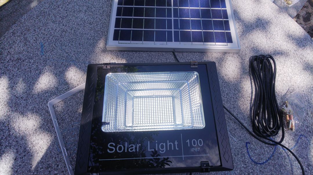 Ui sp không bảo hành, may *** nó có sáng, mô tả size tấm pin chưa chuẩn, thân đèn bằng nhựa ? làm tn toả nhiệt ==>chắc độ bền may rủi, đã dán kín silicon, chưa rảnh mổ nó ra xem tn? công suất ghi rõ lớn nhưng thực tế còn cộng hơn 50% cs nữa may ra đủ 100W.Chúc mừng Shop đã đc ưu ái 4* & nhớ sp phải có phiếu bảo kê nhé!