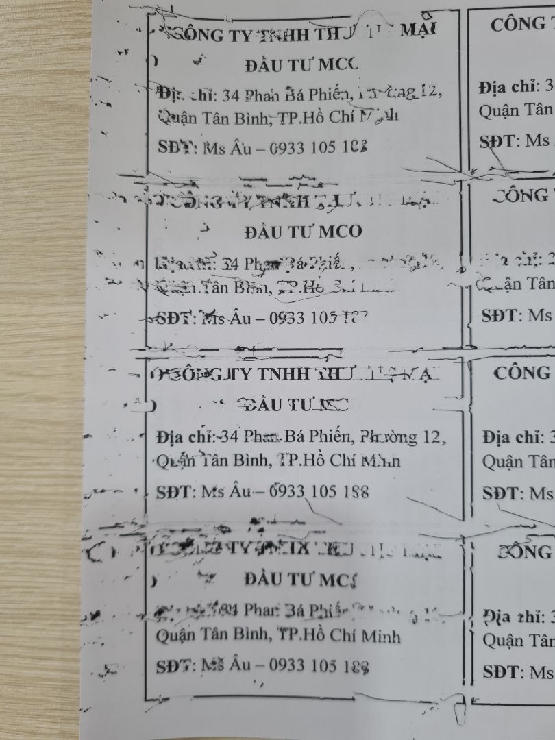 In bị tróc như kiểu mực không dính vào giấy. May mà anh shop dễ thương, nhiệt tình hướng dẫn mình cách sử dụng, sau đó còn cho thợ qua kiểm tra lại nữa. Tuy là in vẫn chưa hoàn hảo lắm nhưng cũng tạm ổn.