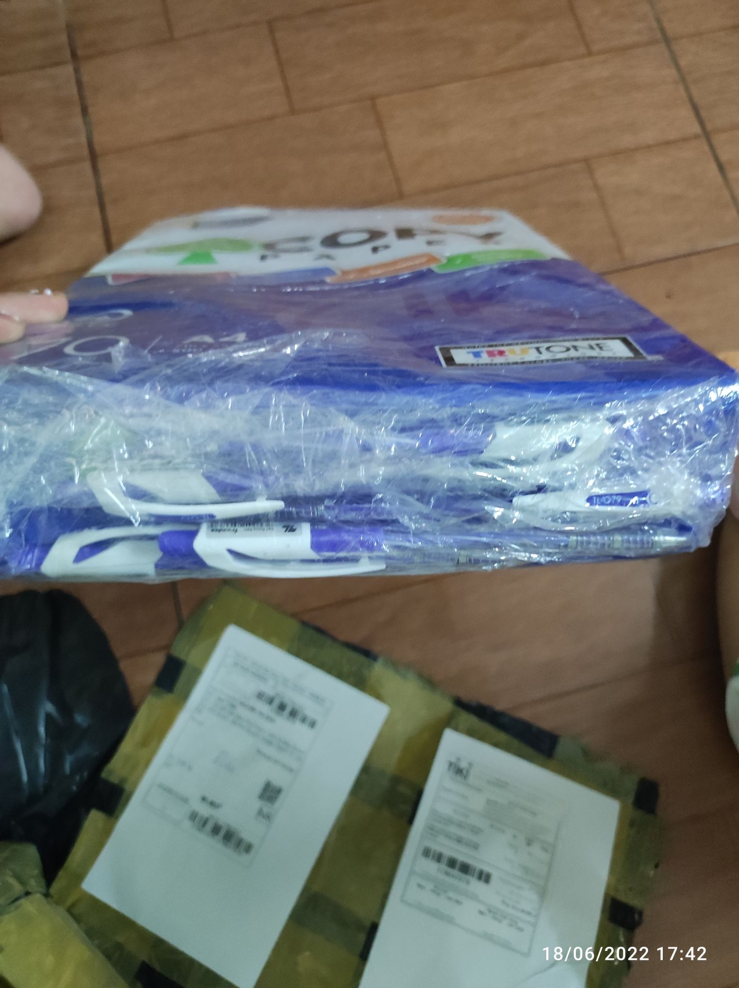 đặt đơn 10 bút và 2 tập giấy thì lại giao 1 nửa, chỉ 5 bút và 1 tập giấy