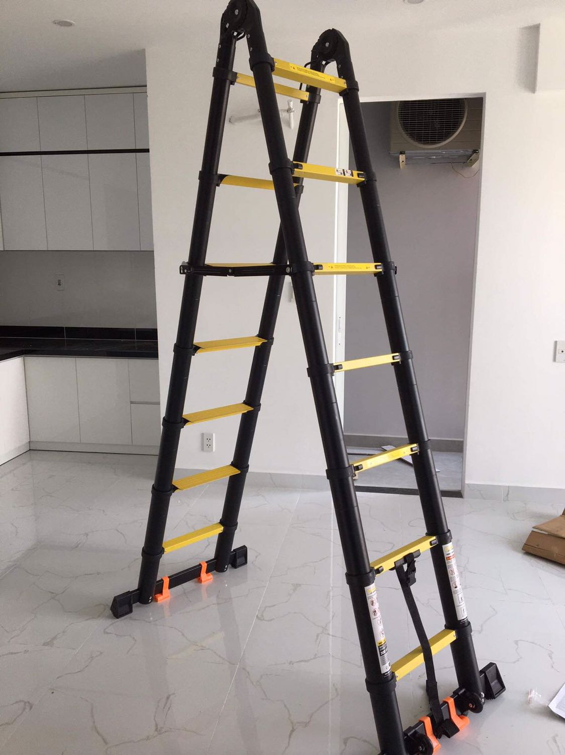 Xài trong nhà cũng tạm ổn. Không được chắc chắn như mô tả vac quảng cáo. Giữa các khớp nối hơi yếu. Khá nặng, ko thích hợp cho các bạn nữ. Được ưu điểm rút lại gọn hơn thang ngồi nên chọn mua. Các bạn mua sử dụng ít thì nên cân nhắc