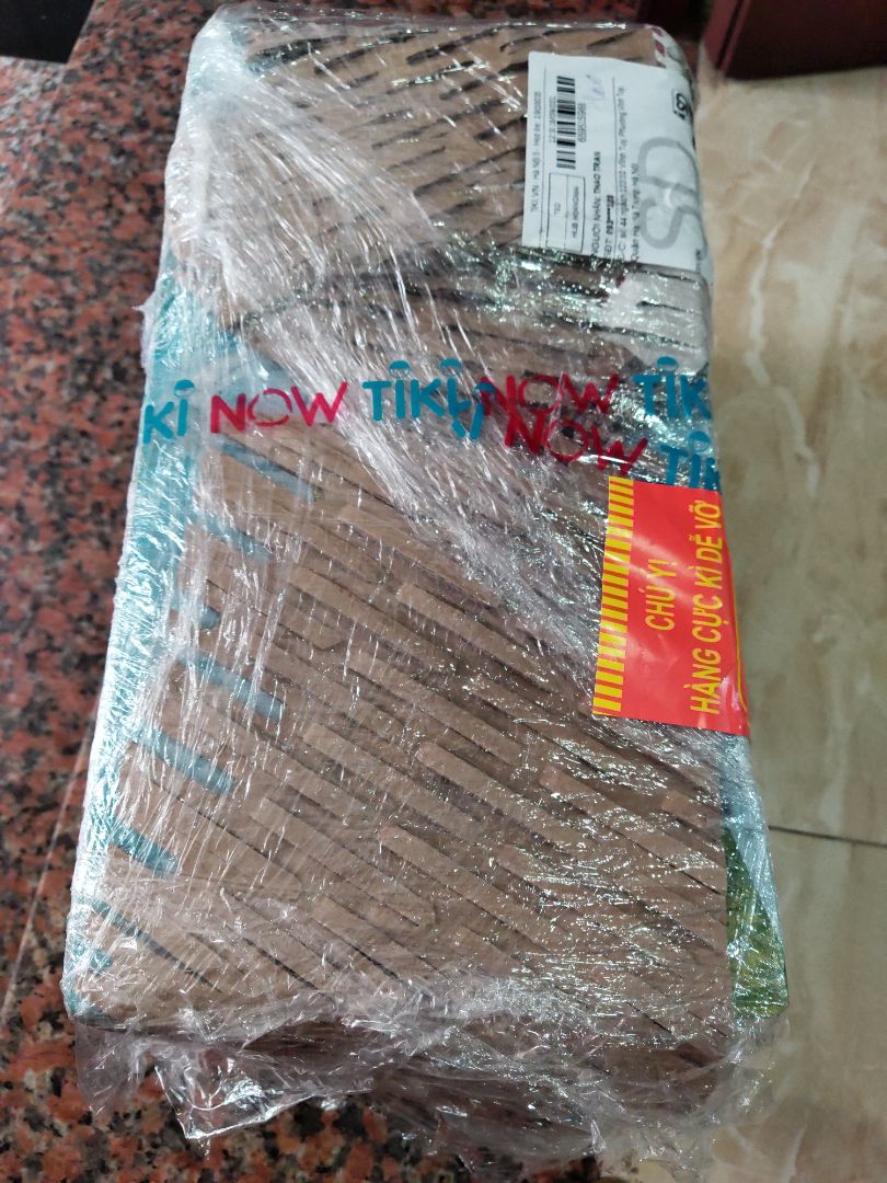 đóng gói cẩn thận, giao hàng nhanh. thân tăm bông mảnh dẻ và hơi mềm, đầu tăm bông cũng hơi nhỏ. khi dùng cầm que tăm bông thấy không được chắc chắn lắm