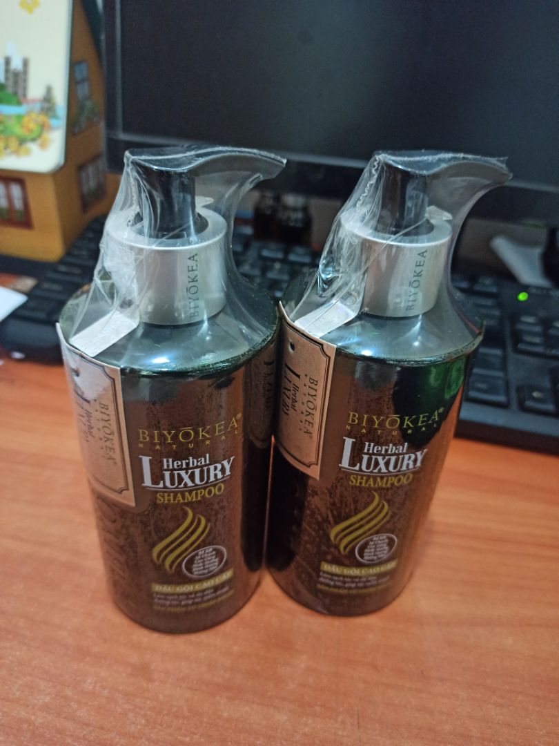 sản phẩm mùi bồ kết khá thơm .  mua về  cho mẹ mình xài rất thích .   từ nay  mẹ mình ko cần nấu bồ kết  xài nữa. mà xài sp của shop là dc .  mọc tóc thì để thời gian sử dụng xem sao 
thời gian giao hàng nhanh , tiki hẹn 4 ngày giao hàng mà 2 ngày đã giao rồi .  
cảm ơn shop