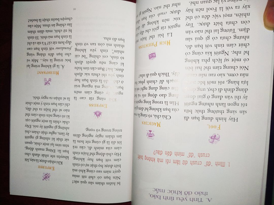 Về hình thức và chất liệu của sách thì mình đánh giá khá cao. Màu sắc và hình vẽ rất chỉnh chu, chất lượng giấy cũng khá tốt. Điều khiến mình hơi hụt hẫng là về nội dung của sách. 
Thứ nhất là dường như sách quá tập trung về mặt hình thức nhưng phần nội dung lại khá sơ xài. Vì sách chỉ  đề cập tới nội dung của bộ ẩn chính, thông tin của mỗi lá ẩn chính được đề cập cũng còn khá mơ hồ. Theo mình các bạn newbie vẫn nên tìm hiểu ý nghĩa của các lá bài trên các web hoặc những sách như 80 ngày học tarot,... thì nội dung sẽ cụ thể và đầy đủ hơn. 
Thứ hai, vì nội dung chỉ nằm vỏn vẹn trong bộ ẩn chính nên phần hỏi nhanh đáp gọn cũng chỉ có thể nằm trong nội dung đó. Nhưng theo mình thì khó để mà mỗi lần bốc bài có thể bốc ra đc lá ẩn chính, không lẽ phải ngồi lựa ra số lá chính để bốc và dĩ nhiên điều đó cũng khó có thể đem lại lời khuyên chính xác cho mỗi người. 
Thứ ba, nội dung mà sách hướng tới là lời khuyên cho việc trải bài mỗi ngày. Song, phần lớn các câu hỏi được mặc định sẵn phần lớn lại mang tính chất lâu dài(như phần mục lục) đồng nghĩa việc bốc bài chỉ có thể "thỉnh thoảng" chứ không hẵn là hàng ngày.
Theo mình thì giá 140k cũng chưa hợp lý lắm so với nội dung mà sách muốn truyền tải. Các bạn newbie nếu muốn tìm hiểu vẫn có thể xem qua, nhưng các bạn mà đã có nền tảng kiến thức basic về tarot rồi thì cũng không cần phải tìm hiểu hay mua cuốn sách này đâu.