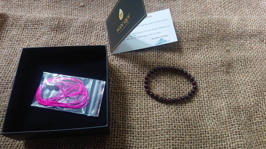 Vòng y hình, kích thước hột 6m hơi nhỏ phù hợp trẻ em hơn.