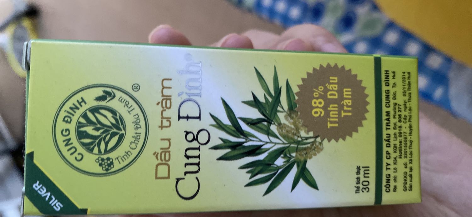 Giao hành nhanh! Mình hay mua dầu tràm cung đình này cho bé để thoa vào các nốt muỗi chích, khá hiệu quả. Nhưng các mẫu chai thuỷ tinh trong nắp đen thì hiệu quả ko bằng Giao hành nhanh! Mình hay mua dầu tràm cung đình này cho bé để thoa vào các nốt muỗi chích, khá hiệu quả. Nhưng các mẫu chai thuỷ tinh trong nắp đen thì hiệu quả ko bằng