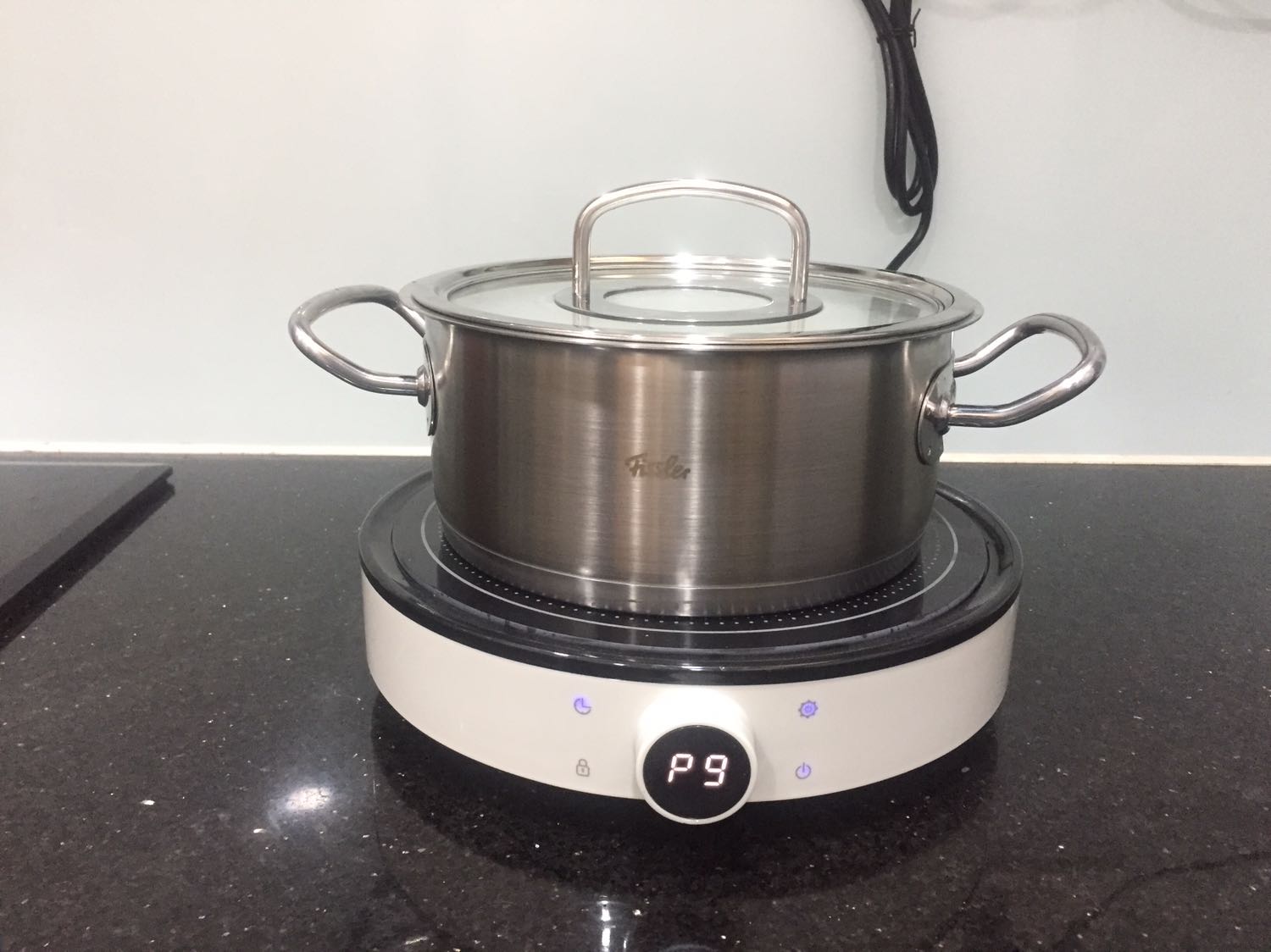 Bếp xài ok, quạt quay khi nấu và khi tắt bếp có độ ồn thấp, không như mấy bếp hồng ngoại kêu ù ù.