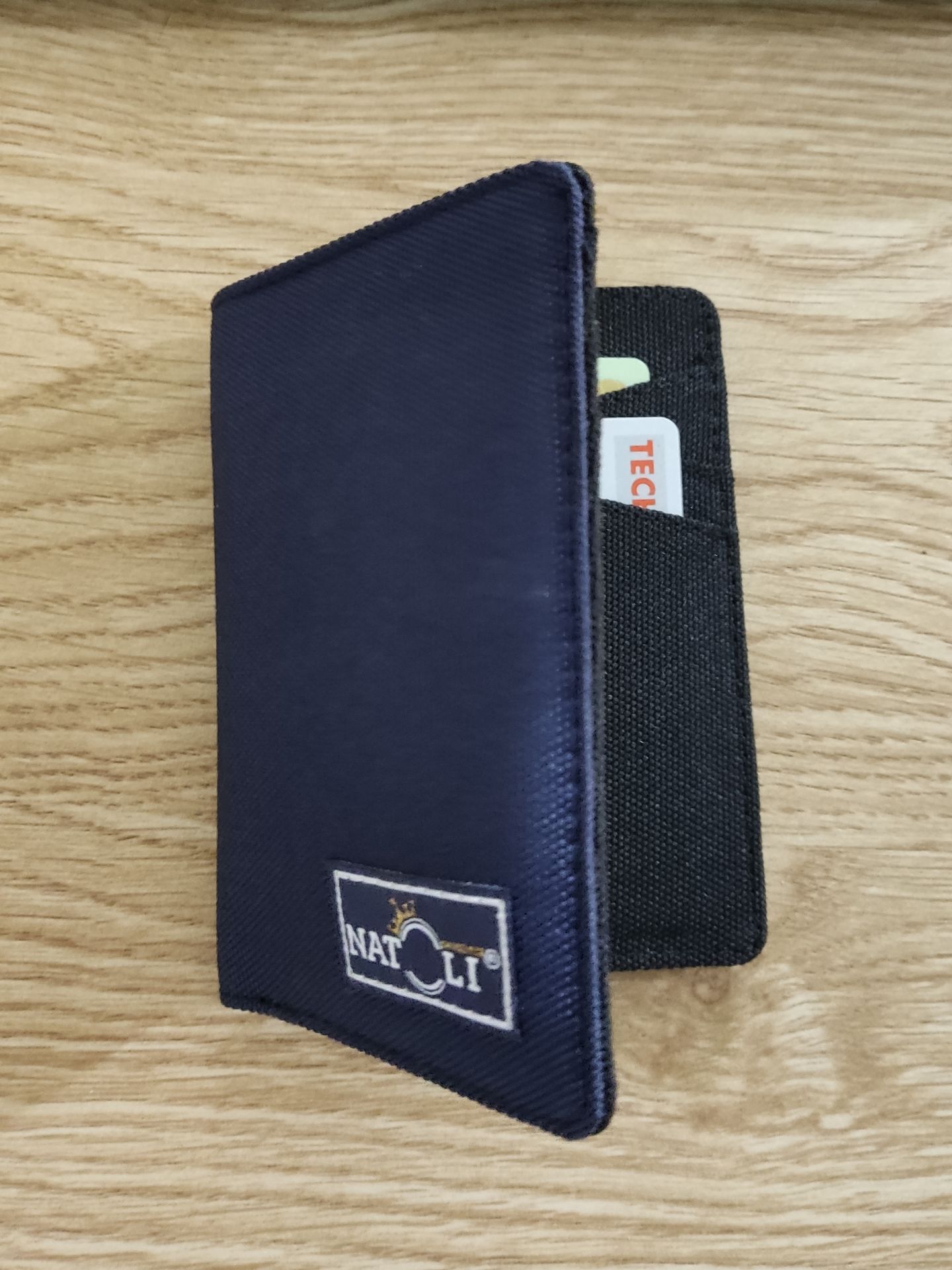 Giao nhanh, đóng gói đẹp, chỉn chu. Mà bóp hơi nhỏ, mình nhét vào cũng  ít tiền mà nó cộm lên không gập ví lại được :'(