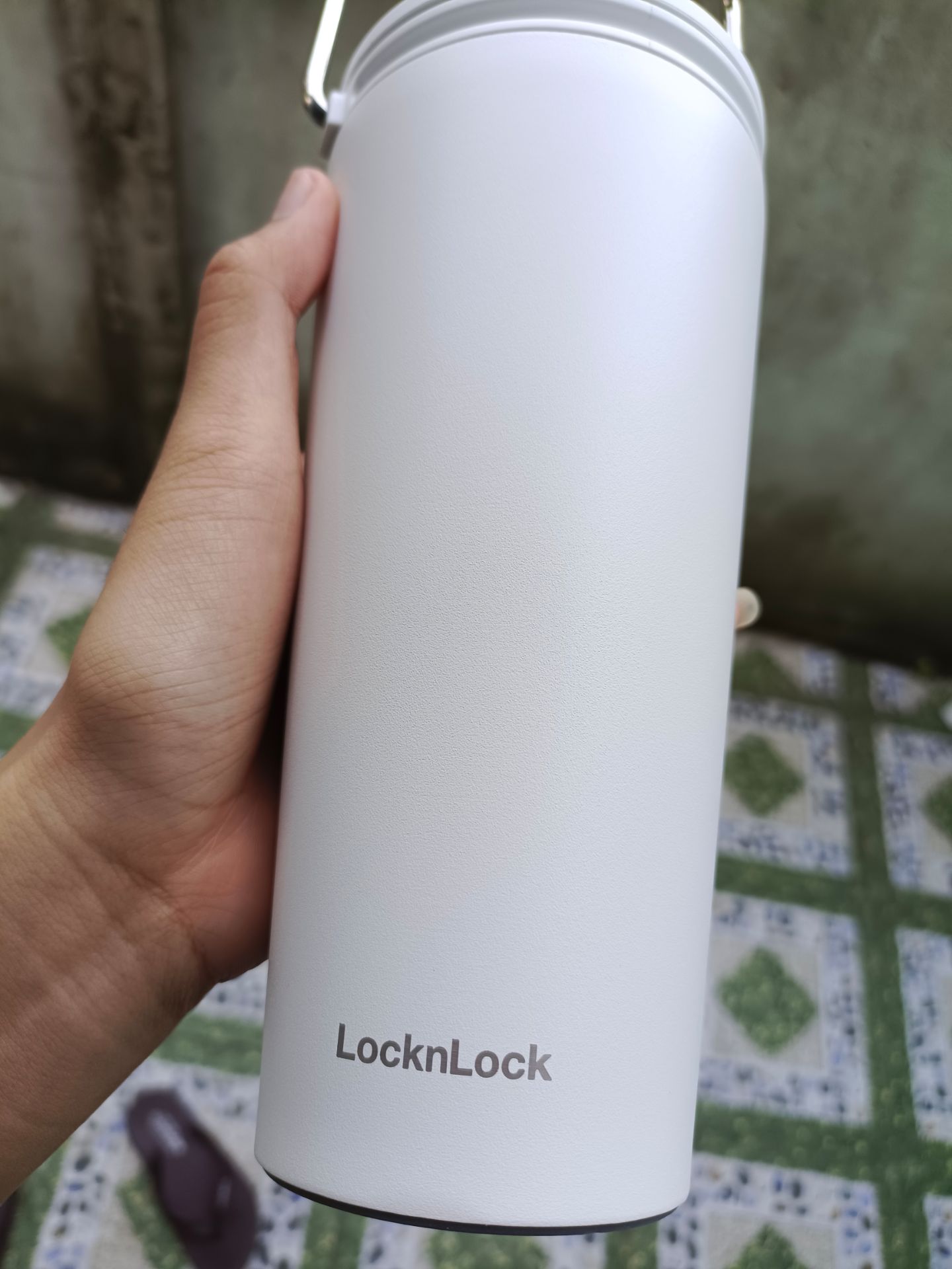 Rất tuỵt hihi. mình đập đá bỏ đầy bình hồi sáng. đến tối đá vẫn còn tầm 1/5 bình. 
mình thử dốc ngược lại khi ống hút đang up với down thì nước đều bị rỉ ra nha. Cái này không phải vấn đề đối với mình nên vẫn 5 sao hehee. Bình cầm chắc tay, lớp sơn nhám đẹp, có dơ thì cũng dễ chà. cái keo trên nắp bình mình tháo hơi *** nên bị dính keo 😞 hên mà dùng dầu gió chà ra hihi.