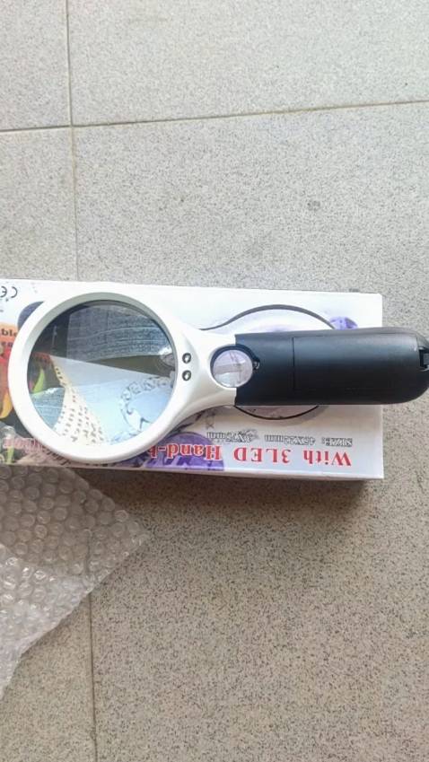 Shop đóng gói kĩ , giao hàng nhanh .Kính lúp nhìn rất rõ ko bị chày xước có tích hợp cả đèn pin nhưng sản phẩm chưa kèm pin nha . Ra ngoài tiệm tạp hóa mua 3 viên pin tiểu nhỏ loại bỏ remote ti vi 6k.