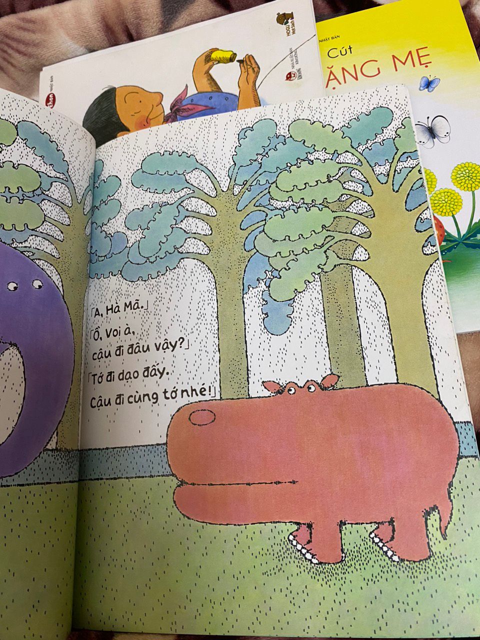 đầu tư sách cho con thì mẹ ko tiếc, mà con nhà mình rất thích sách ehon của bên mogu. cho shop 5 sao
