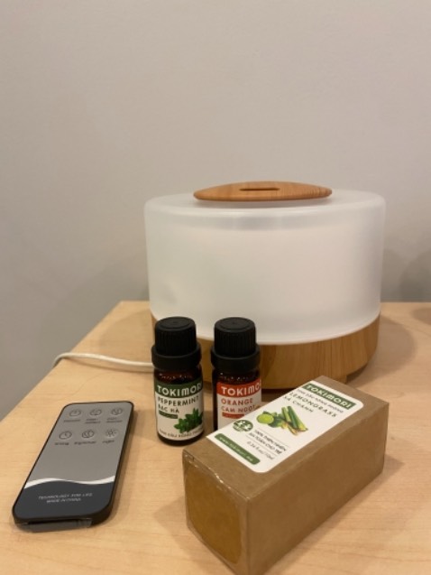 Khác với những máy xông tinh dầu thường, loại này cao cấp hơn, vỏ máy dày dặn, có đèn, hoạ tiết xinh. Tặng đúng 3 lọ tinh dầu có mùi mình thích, thích nhất mùi cam ngọt nên mình đặt thêm chai 50m sài cho đã 😁😁 
À các bạn nhớ tháo miếng chắn ở đuôi ra nha, mới nhận về mình tưởng hư, may mà có nhân viên shop rất nhiệt tình hướng dẫn 😂