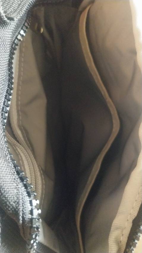 Túi quá đẹp, đường may chắc chắn, túi nhỏ mà tận 5 ngăn. Giá cả quá phẳi chăng luôn, giao hàng cực nhanh