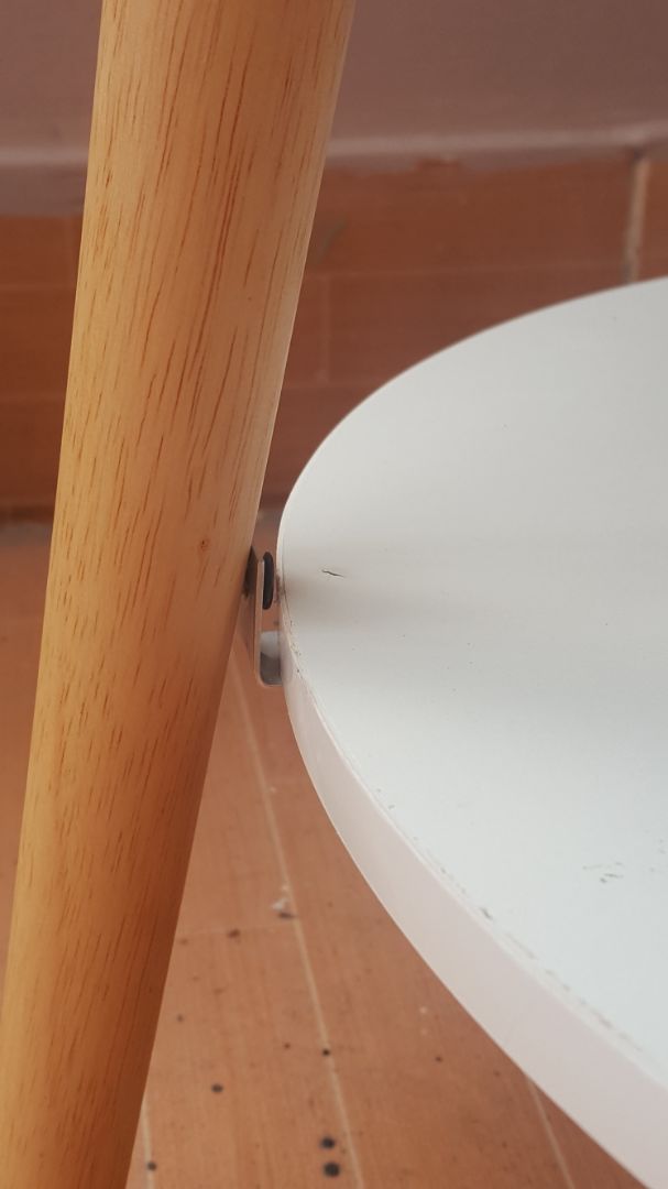 Bàn có chút bong nhỏ mặt viền tròn nhưng mình vẫn rất hài lòng với độc chắc chắn của bàn nhé. Các bạn lưu ý khi siết ốc ở vòng tròn nhỏ nên nhẹ tay hơn vòng tròn lớn vì độ mỏng của gỗ dễ lấn sang mặt trên. mình post rõ các góp ráp để các bạn dễ hình dung khi tự gắn đối với các bạn nữ như mình. Bàn có chút bong nhỏ mặt viền tròn nhưng mình vẫn rất hài lòng với độc chắc chắn của bàn nhé. Các bạn lưu ý khi siết ốc ở vòng tròn nhỏ nên nhẹ tay hơn vòng tròn lớn vì độ mỏng của gỗ dễ lấn sang mặt trên. mình post rõ các góp ráp để các bạn dễ hình dung khi tự gắn đối với các bạn nữ như mình.