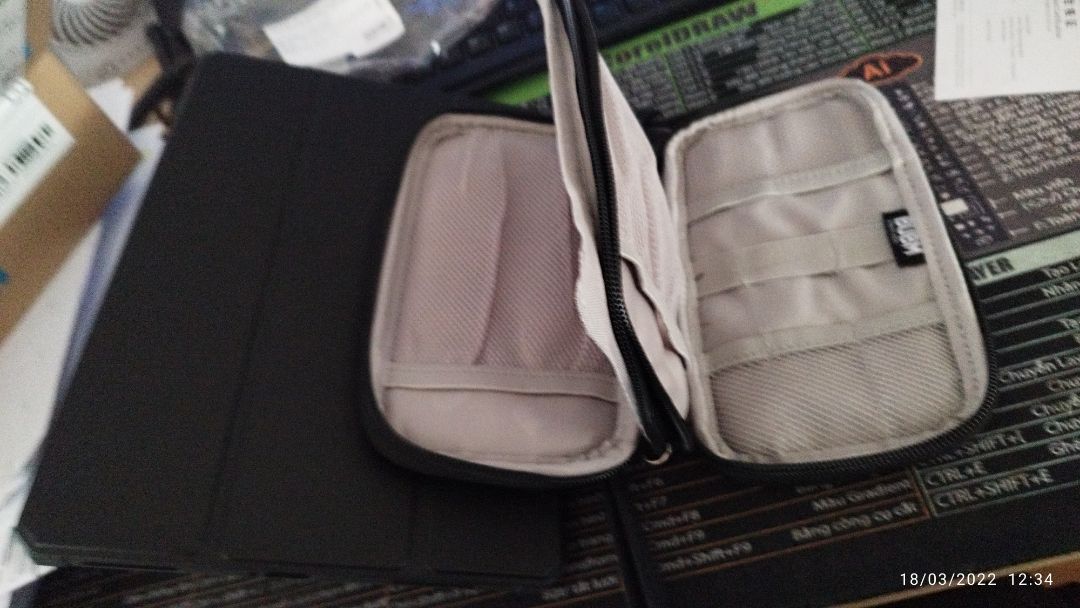 bự gần bằng tab 11" nhé. thấy khá ổn á. ngăn bự để vừa redmi note 11 pro nha.