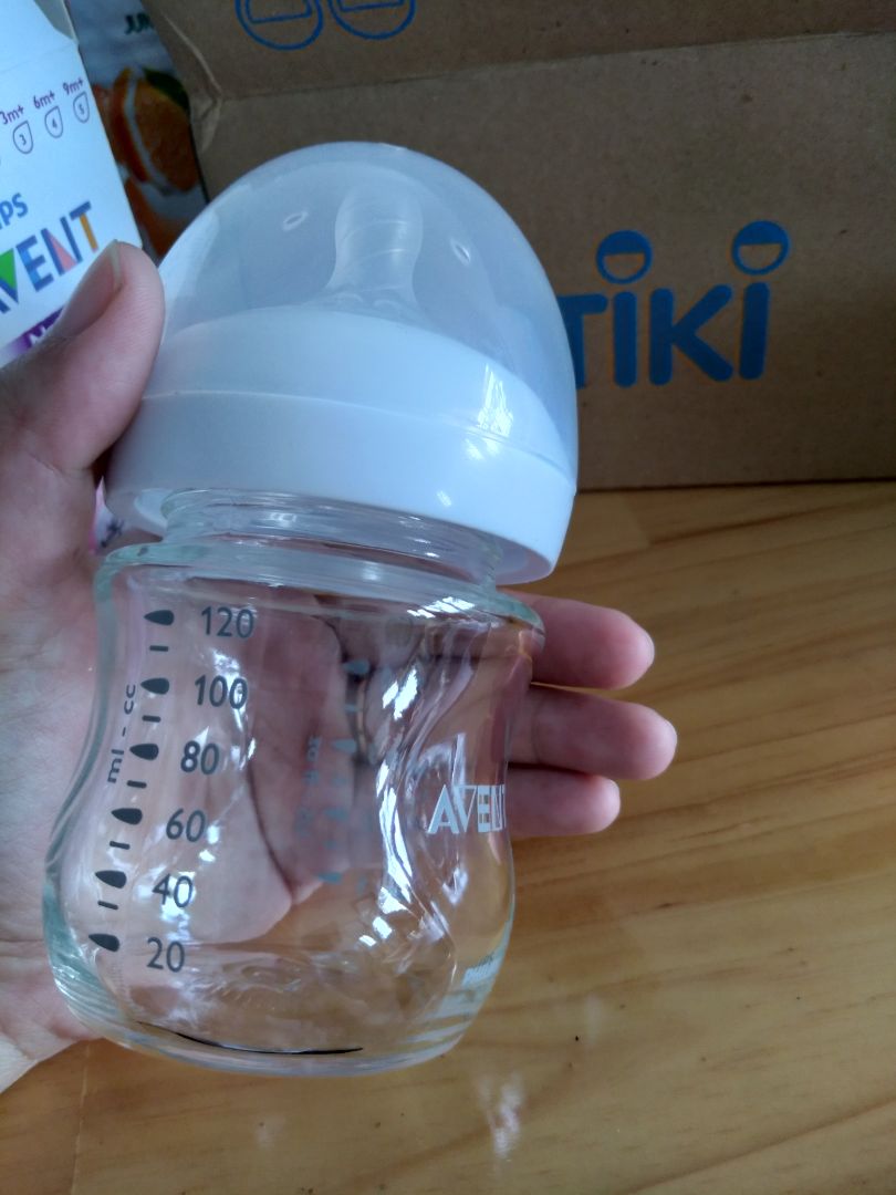 Tiki gói hàng rất kỹ. Bình thủy tinh cầm khá nặng, giao cho mình sẵn núm số 2, kèm sách hướng dẫn (tiếng Anh, Indo, Hàn, Thái, Trung), có thể dùng với máy vắt sữa. Cảm quan tốt, thủy tinh bóng mịn, in Avent nổi, không hôi nhựa ở phần nắp và núm ti.