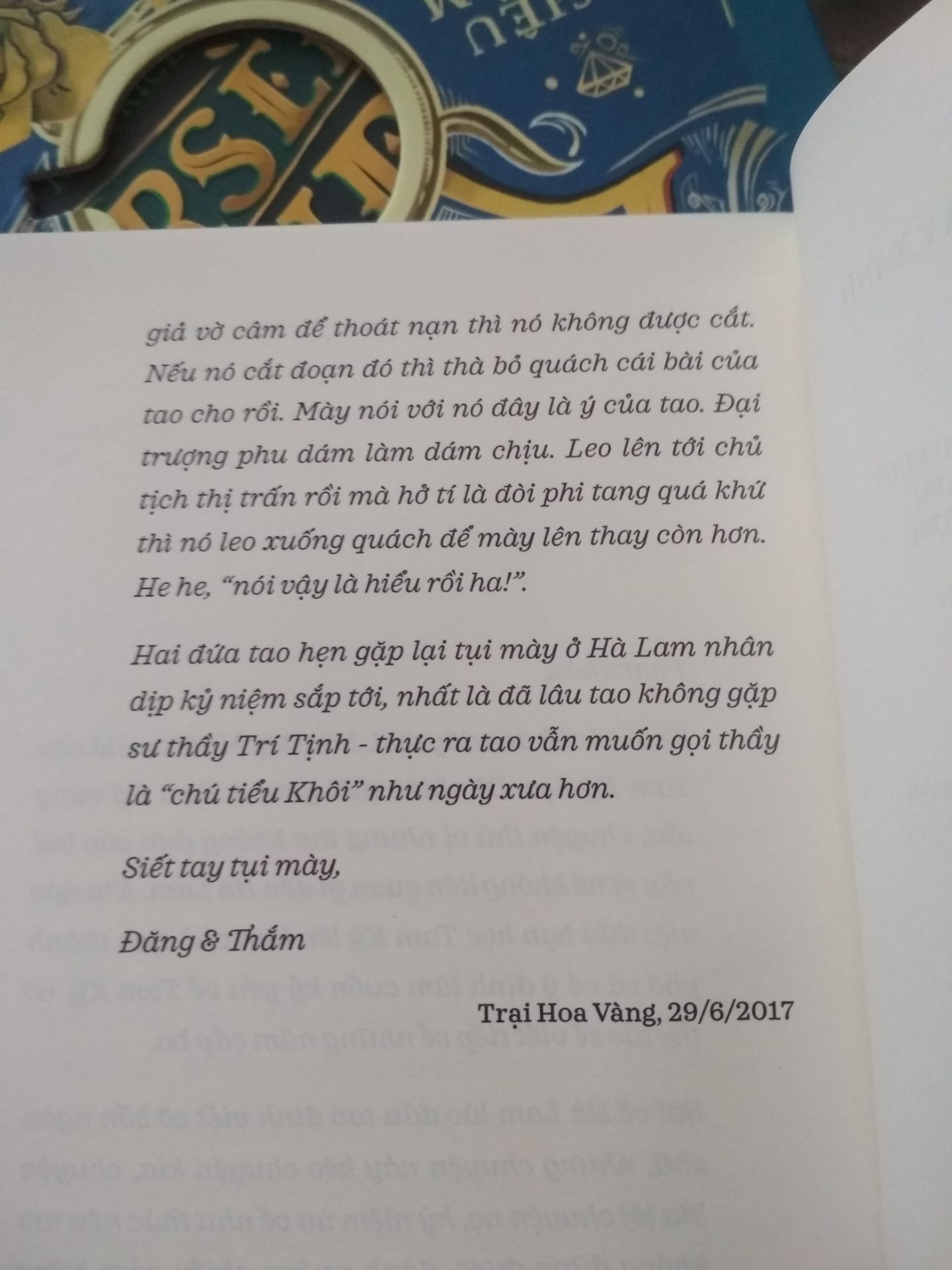Sách của bác Ánh luôn mang màu sắc tuổi thơ hề hước nhưng cũng không kém phần sâu sắc. Và tất nhiên cuốn sách này cũng không phải ngoại lệ, câu chuyện có bi kịch, lên cao trào rồi được giải quyết song vẫn để lại gì đó nuối tiếc.
Dịch vụ giao hàng nhanh, chất lượng thùng carton gói hàng mềm quá may mà ko bị ảnh hưởng sách bên trong.