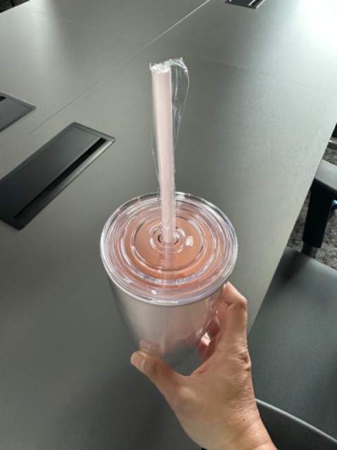 Không hôi mủ, ly đẹp. Bị cái app tiki hay bị lỗi thanh toán, thanh xong báo ko được, trong khi đã trừ tiền và trạng thái đơn hàng đã ok, nhưng tiếng sau lại email kêu thanh toán trục trặc nên sẽ huỷ và hoàn tiền. Đội dev tiki xem lại nhé, xài thẻ tín dụng hay bị á, khoản này thua xa các app khác như la da đa hay xốp bi rồi.