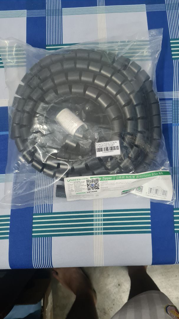 Rẻ. 5m mà 120k, có khi rẻ hơn mấy trang khác. Luồng xong dư hơn nửa cuộn. Yên tâm là cắt dễ dàng. Đường kính 25mm đủ luồng hết dây từ Case ra. Dj xong gọn hơn hẳn.