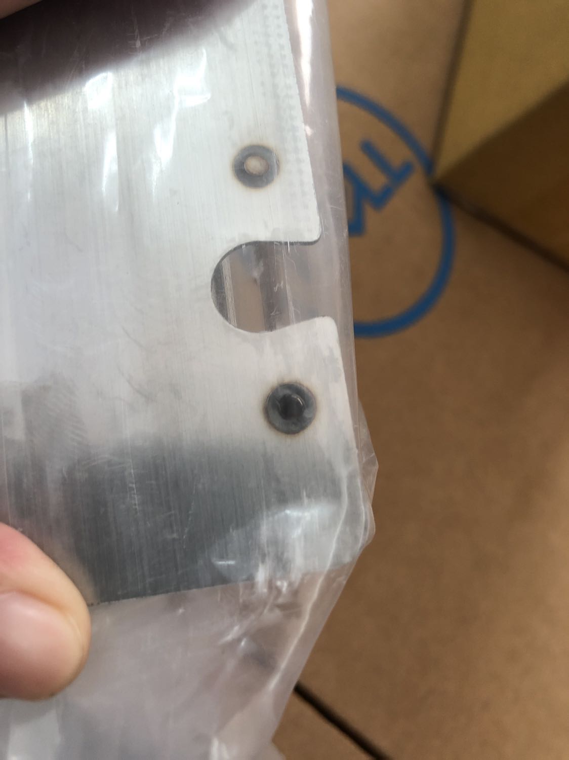 Hàng đểu, trầy xước, rỉ. Giống như hàng bị trả lại rồi đóng gói bán lại cho người khác.