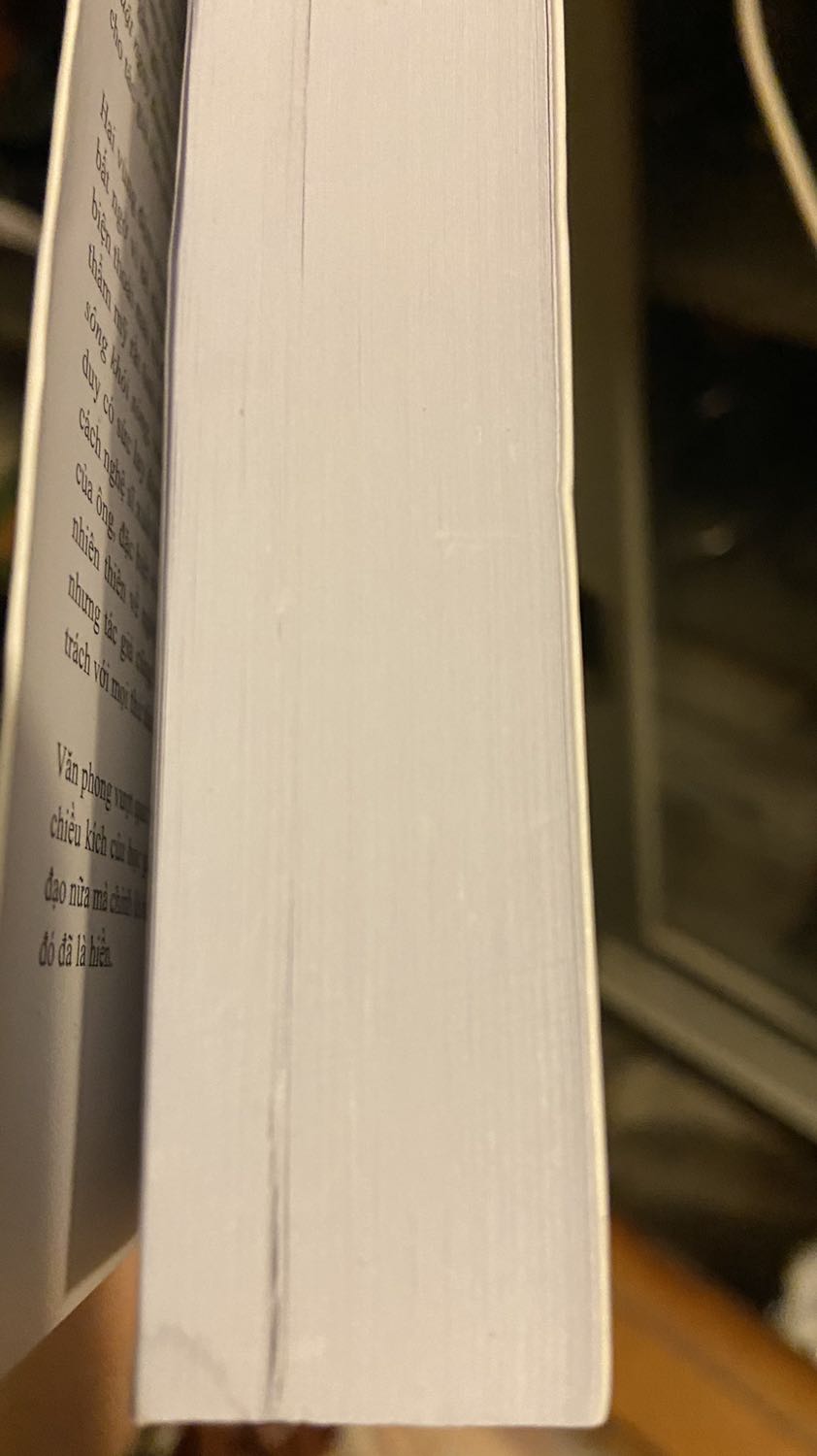 Sách nội dung hay nhưng hình thức bìa trắng dễ bám bụi bẩn. Sách đọc rất loá mắt!

Sách mua còn nguyên seal mà xước xẹo, bẩn bụi bìa và các góc cạnh. Mua hàng online quả là 50/50, kiểu 5 ăn 5 thua mệt mỏi thực sự... Khâu bảo quản, giữ gìn, kho bãi hàng hoá kém.

Nếu mua chỉ để đọc thì ỔN. Còn để tặng, sưu tầm hay mua hộ người khác thì không nên mua sách đảm bảo kiểu này!!!

Mong nhà cung cấp cải thiện, khắc phục dịch vụ!