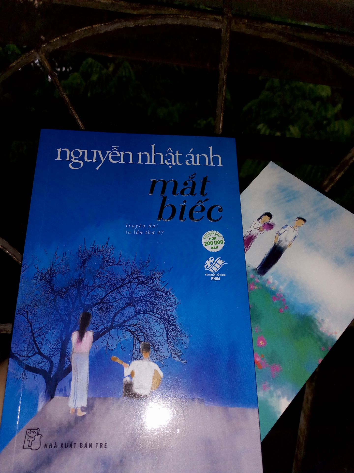 Lần đầu tiên mình đọc tác phẩm của chú Nguyễn Nhật Ánh, nhà văn của tuổi thơ thật đấy. Mình như được hiểu thêm về cuộc sống và tuổi thơ của thế hệ 8x, 9x. Cuộc sống đáng để đọc khi bạn muốn gợi lại cảm xúc, làm đẹp tâm hồn mình nhé❤️