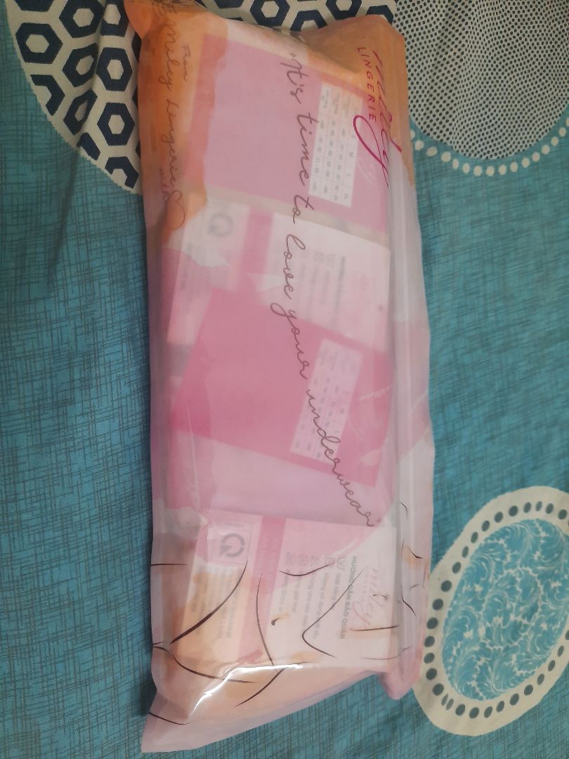 Hàng đẹp, 4 chiếc được gấp gọn gàng để trong 1 chiếc túi zip dễ thương. Sẽ tiếp tục ủng hộ tiki.