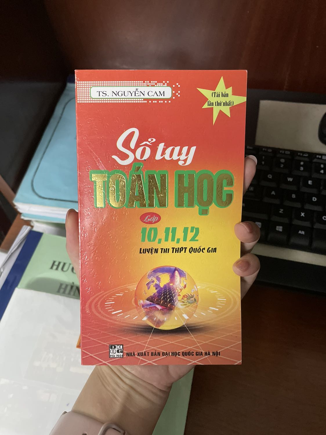 Mình mua cho em trai, cuốn sổ nhỏ nhắn, xinh xắn có nhiều công thức toán Số và toán Hình lắm ^^~