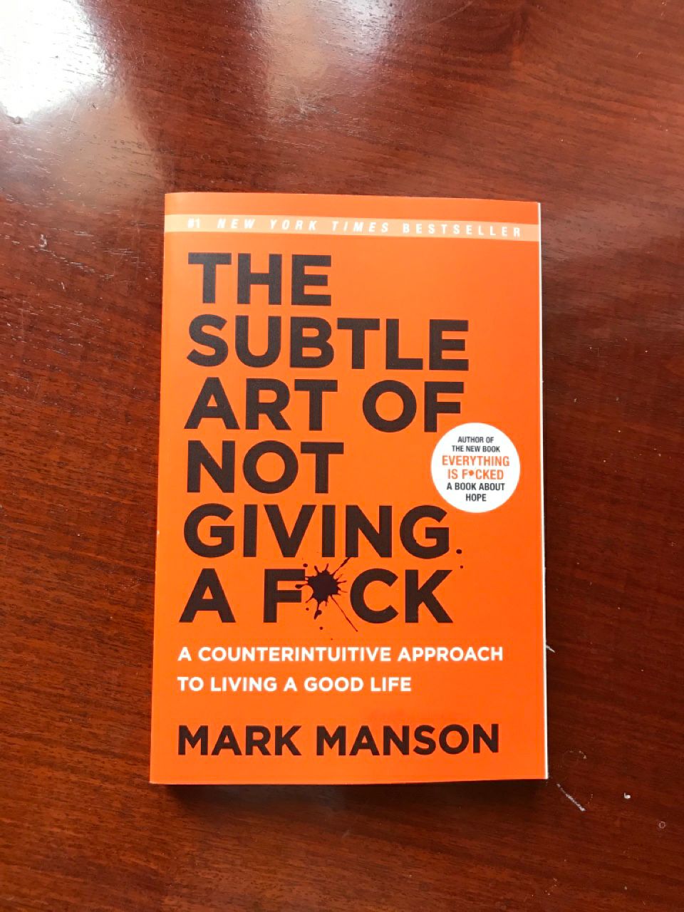mình đặt hàng 9h tối ngày 7/3, dự kiến giao ngày 13/3 (gần 1 tuần sau) nhưng sáng sớm ngày 10/3 đã nhận rồi. Mình mua sale giá hơn 400 chỉ còn 200k, nhưng là của Fahasa giao, giờ mình thấy Tiki nâng giá lên 250k rồi còn Fahasa vẫn 200k. Sách bìa mềm, mới, đẹp, không cong quẹo gì cả. Chưa đọc nhưng nhìn đã thấy cực kì hài lòng.