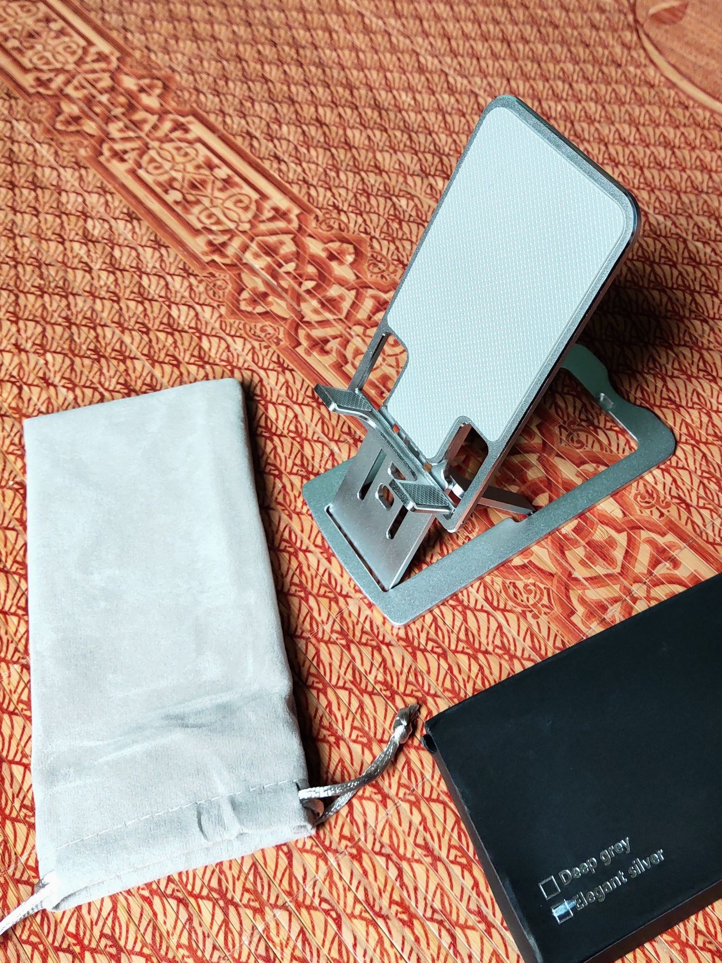 Sản phẩm  thiết kế  tinh tế ,đẹp, nhỏ gọn ,  chi tiết sắc nét, đóng gói cẩn thân. có túi đựng đi kèm.  rất hài lòng sản phẩm của shop.