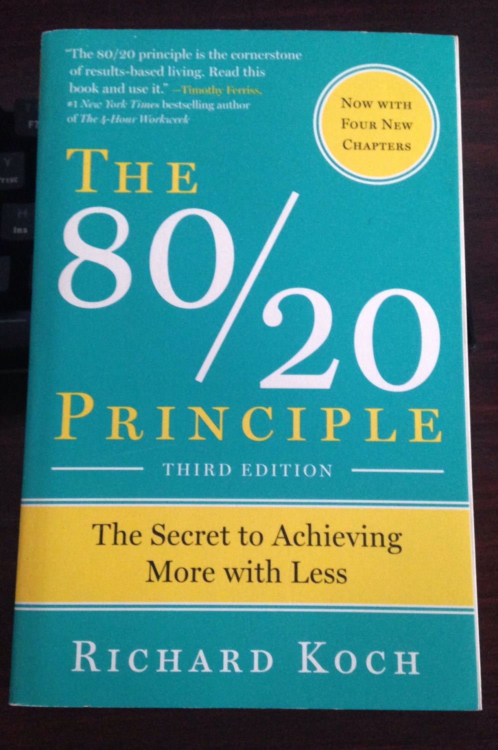 Cuốn sách này chỉ ra cách chúng ta có thể đạt được nhiều hơn nữa với ít nỗ lực, thời gian và nguồn lực hơn, chỉ đơn giản bằng cách xác định và tập trung nỗ lực vào 20 phần trăm thực sự quan trọng. Mặc dù nguyên tắc 80/20 từ lâu đã ảnh hưởng đến thế giới kinh doanh ngày nay, tác giả Richard Koch tiết lộ cách thức hoạt động của nguyên tắc và chỉ ra cách chúng ta có thể sử dụng nó một cách có hệ thống và thực tế để tăng hiệu quả và cải thiện sự nghiệp cũng như công ty của chúng ta. Một cuốn sách bổ ích giúp ta tiết kiệm được rất nhiều thời gian nhưng lại có hiệu quả cao hơn trong công việc.
