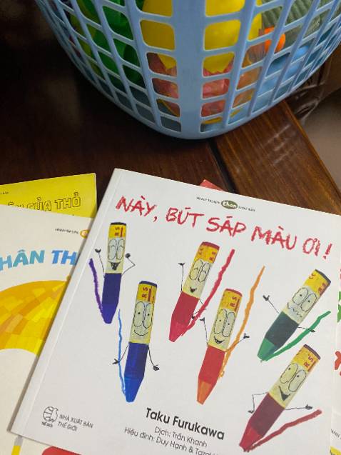 bạn em thích tô tô vẽ vẽ với màu chì màu sắp này hơn, kể cả có tô vào sách cũng ko vấn đề j