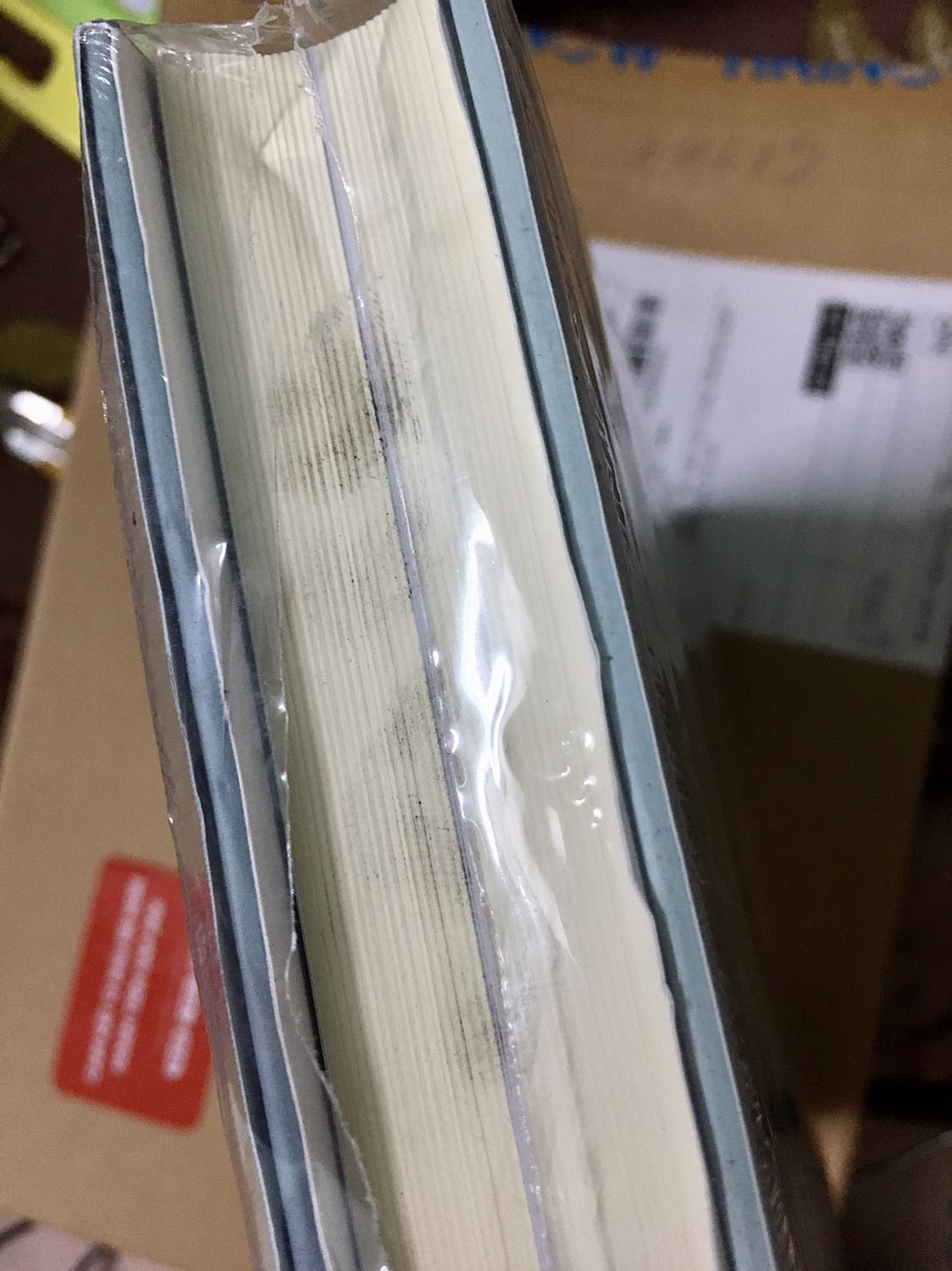 Không bàn đến nội dung, điều làm mình thất vọng chính là chất lượng dịch vụ ngày một đi xuống của Tiki. Một quyển sách quý và đẹp như vậy, nhưng sau quá trình bảo quản, đóng gói, vận chuyển của Tiki, quyển sách đến tay khách hàng trong tình trạng tệ như thế này.. :)