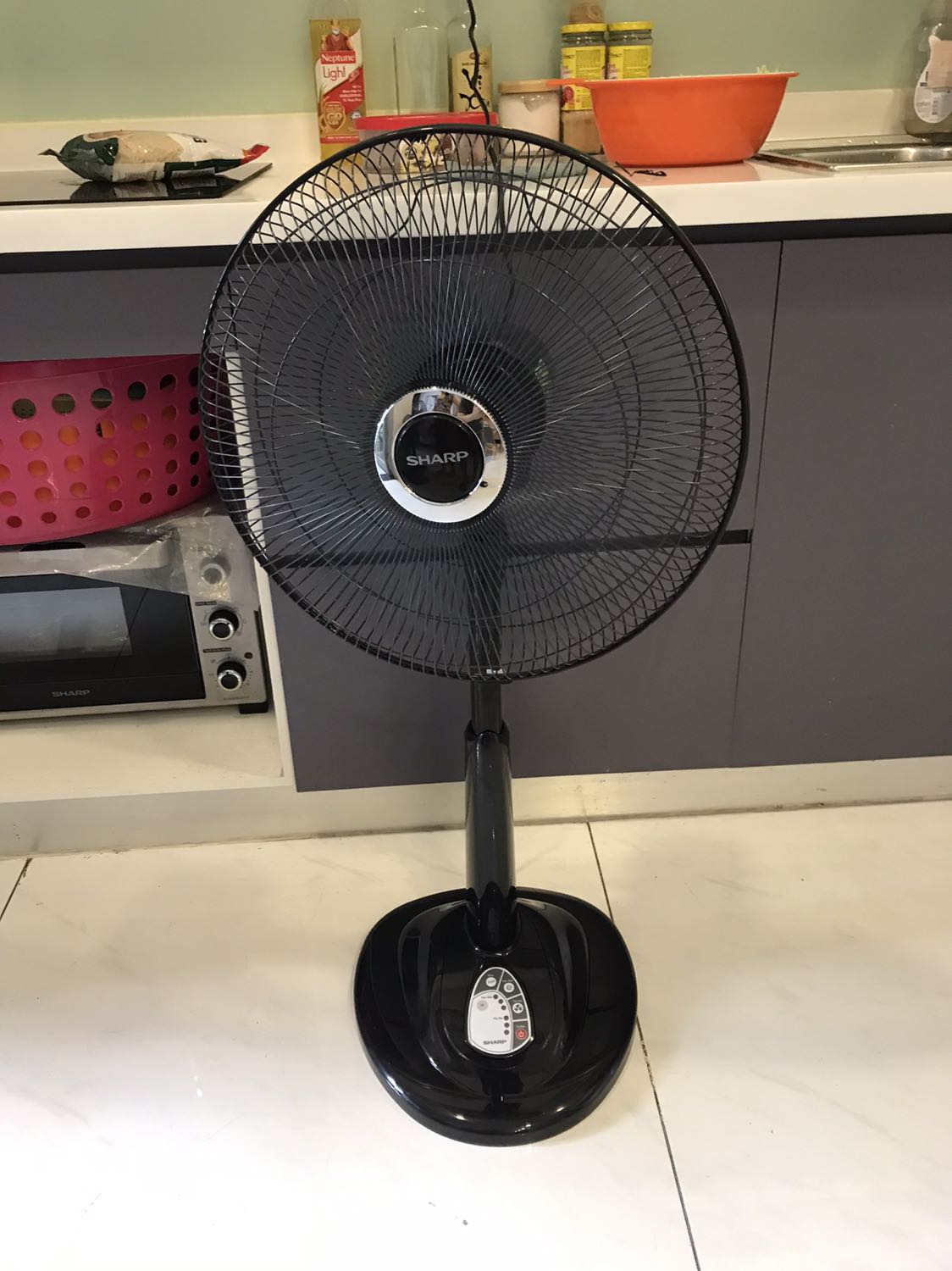 Tiki giao rất nhanh trong cùng ngày đặt mua hàng. Quạt xuất xưởng 11/2020 (nhà sản xuất chỉ bảo hành tối đa 18 tháng từ ngày sản xuất) được đóng gói tốt và đảm bảo chất lượng. Lắp dễ  theo hướng dẫn và thử vận hành bằng tay và remote đều chạy tốt các chế độ, êm và không rung kể cả tốc độ gió cao nhất. Đế quạt dù không có chân đế như quạt khác vẫn đảm bảo quạt ổn định trên bề mặt phẳng.