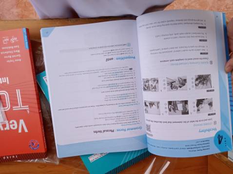 Đóng gói kỹ, giao nhanh, sách mới, in rõ ràng đẹp, có điểm nhấn, giải thích dễ hiểu, liệt kê từ phổ biến, có đáp án, kèm mã và CD để nghe, và khung trắc nghiệm