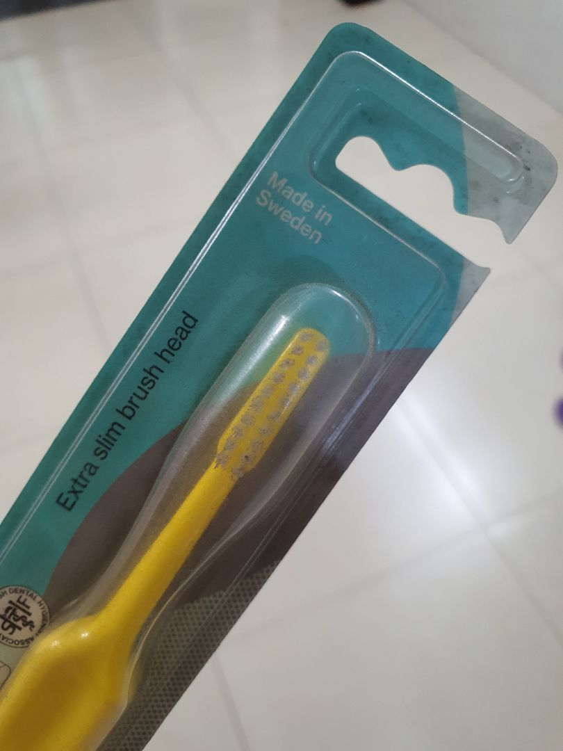 có lẽ hàng này shop bán không chạy cho nên bụi bẩn, dơ rất phản cảm.
tôi có thể thông cảm cho shop bán hàng tồn kho đã lâu, nhưng shop cũng nên có tâm, đem ra lau rửa dùm.