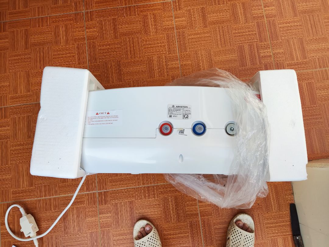 hàng mới, nguyên hôp... nhưng có hiện tượng bị tháo ra sửa chữa (cái này chỉ là phỏng đoán, ko chắc chắn). tại thấy có nhiều vết cậy sước, khe hở khá lớn(chắc lô có vài ba cái, ai xui thì dính thôi). còn về chất lượng sp dùng thử thì thấy bình nóng nhanh, giữ nhiệt tốt (tắt từ tối qua để qua đêm sáng nay dậy vẫn còn nước nóng để dùng).