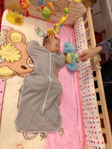 Em bé ngủ nhộng ngoan hẳn, mình đang tập dần cho bé ngủ nhộng, thấy bé rất hợp tác với loại này. Shop đóng gói kỹ, chất vải mềm mát và thấm hút mồ hôi tốt.