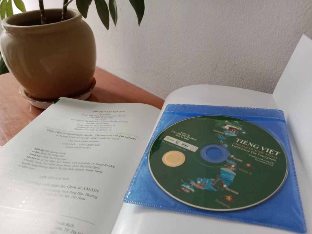 thật sự highly recommend mọi người mua cuốn sách này, tôi là một giáo viên tiếng Việt cho người nước ngoài, được một người bạn giới thiệu nên mua về để làm tài liệu giảng dạy cũng như cho học sinh của mình tham khảo. Thực sự rất đáng với số tiền bỏ ra luôn.