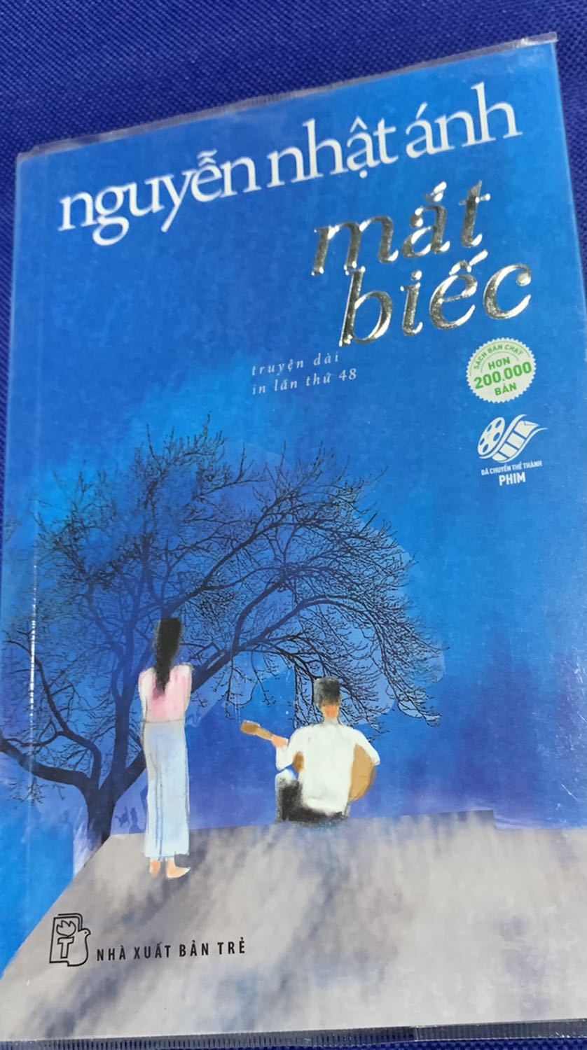 Mắt biếc là một câu chuyện tình, một tâm hồn lãng mạn, một tình yêu nồng nàn nhưng lại có kết cục buồn. Cuốn sách “Mắt biếc” thực sự đã chạm vào tâm hồn của những kẻ đang yêu, đã và đang dành cả thanh xuân, tuổi trẻ của mình để yêu đơn phương một người nào đó. Không còn xa lạ với những câu chuyện tình yêu đơn phương của Nguyễn Nhật Ánh nhưng đến với “Mắt biếc” việc xây dựng hình tượng và nội dung có phần khác. Vẫn với những ngôn từ giản đơn, gần gũi, cuốn sách sẽ gieo lại trong lòng độc giả một nỗi niềm nuối tiếc, chơi vơi, vừa yêu vừa giận.