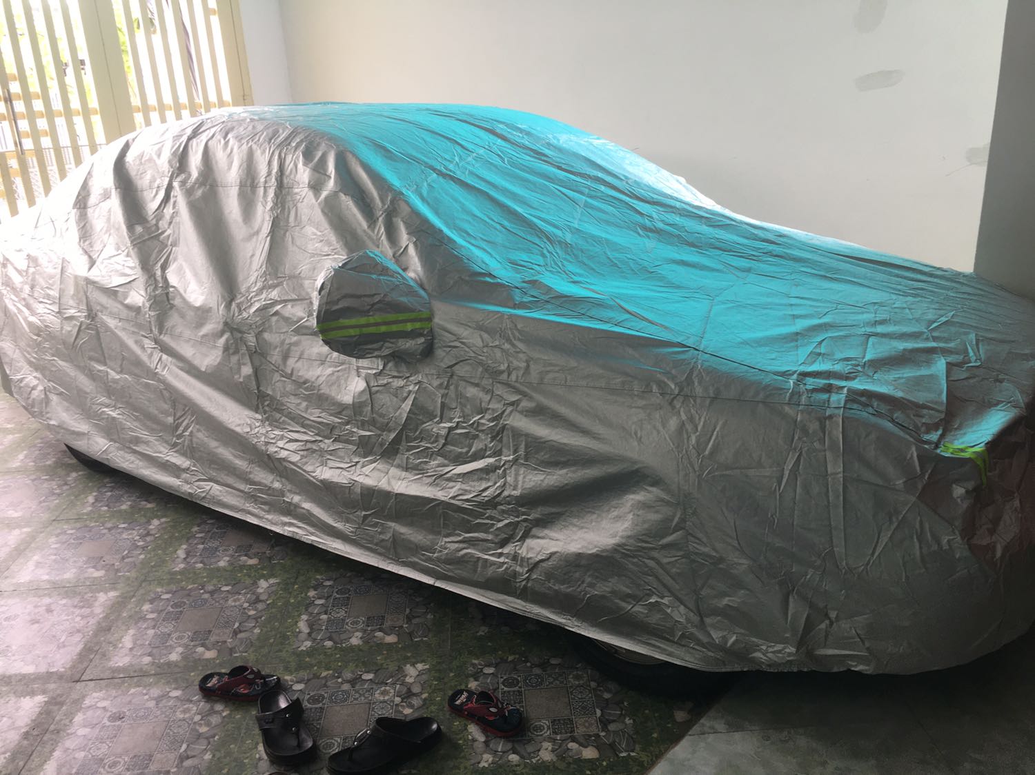 Mới nhận bạt từ tiki, mùa dịch mà giao hàng nhanh. Tiền nào của đó, 530k thấy cũng đc. Nếu các bác muốn tốt nên ra tiệm chọn loại trên 1 củ. Lỗi nhỏ là đường chỉ may vải ở gương không tốt lắm.