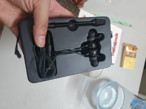 Nhận hàng nguyên seal đã thấy thích rồi, cảm giác 1 tai nghe chưa đến 200k mà có hộp seal sang chảnh ntn đã ưng cái bụng rồi. Hàng khui ra bao đẹp, lại còn có nhiều phụ kiện đi kèm nữa..... Âm thanh cũng rất tốt, bass phê pha, ko quá dày, Mic thu âm rất rõ nét... Không biết các game khác sao, Các bạn chơi Pubg trên PC như mình mới thấy con tai nghe này phù hợp lắm luôn. Hình ảnh mình unbox bên dưới nhé