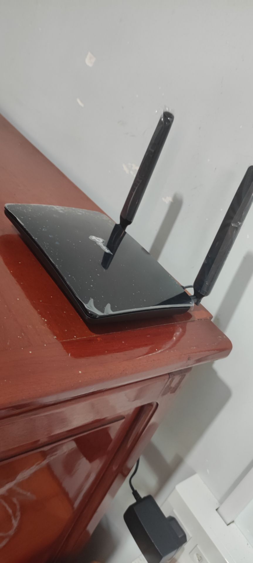 Giao hàng ổn, đóng gói hơi sơ sài, hộp bị móp méo vài góc. Hàng chất lượng, cắm sim, cắm điện vào là chạy tốt. Nơi mình ở sóng 4G khá yếu nhưng vẫn chạy mượt, ok!