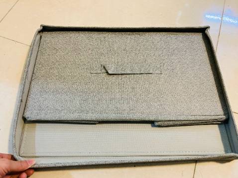 Màu sắc đẹp. Nó kiểu như màu be hoặc màu xám ghi mình nghĩ gọi thế nào cũng đều được, mình đặt khoảng gần 2 ngày thì nhận được hàng. Hộp cứng cáp, tiện lợi, dùng rất thích, tuy nhiên nên để đồ khô ráo, vì chất vải này không ưa ẩm, do vậy mọi người nhớ để đồ văn phòng, hoặc quần áo khô, hoặc đồ lót cho vào hộc tủ cũng được nha! 

Mình trước cũng mua dòng sản phẩm túi thụy điển tương tự của shop Amazon này, đúng là dân sành chơi thì lấy loại này, nó hơi đơn sắc nhưng trông rất nhã nhặn lịch sự, có màu Nâu cafe với Màu Ghi (Màu kem, hoặc màu be). Mỗi loại có ưu điểm riêng, mình thì thích kiểu dáng phong cách này! 
Tiki đóng gói kỹ lưỡng, mình tìm mua trên các sàn khác gần như loại này không có, nay may mà tìm được!! Hàng vải không mùi, ko bám bụi. Đựng được nhiều đồ. Tuy nhiên hạn chế đồ nhọn các kiểu. Chấm cho shop và sp này 5 sao! kekeke