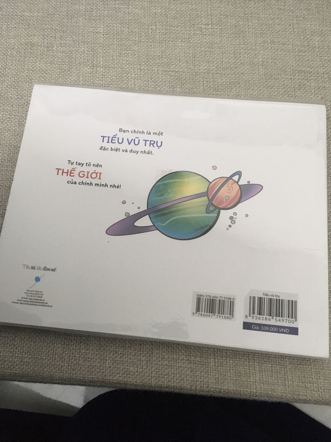 Chất giấy dày dặn siêu đẹp, hình in khá chất lượng và chi tiết nữa. Sách chia theo từng cung, còn có những trang chữ vừa tô màu vừa đọc lấy cảm hứng nữa. Ưng lắm ạ!