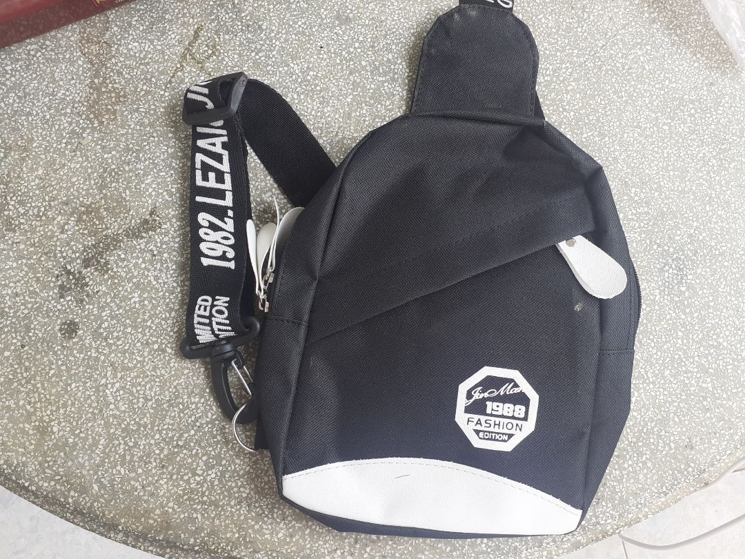 Túi nhỏ hơn rất nhiều so vs trong hình, túi hình vuông chứ ko kiểu thuôn dài như trong hình.
Nhìn chung thì cũng đc, chất liệu cũng ok. Tuy giá đi đôi vs chất lượng nhưng mong shop để hình đúng vs mặt hàng, đùng để hình 1 đằng bán 1 nẻo.