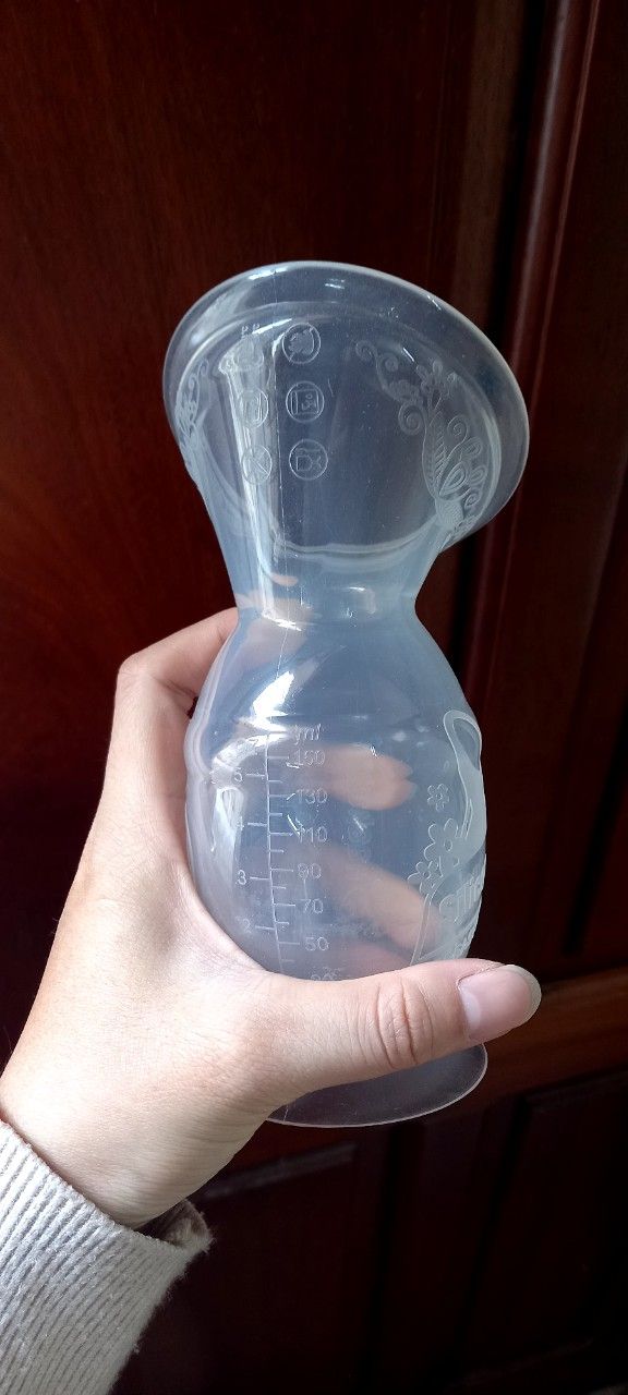 Mình xem bên riview cốc hứng sữa nên có tìm hiểu sane phẩm của Haakaa. Lên tiki đặt vừa nhận hàng xong, hàng chuẩn chính hãng hộp đựng xịn xò. Có thử dùng cốc rồi mới áp vô mà đã hút được sữa ra, miếng lót thì bạn mih dùng rồi cực kì tiện lợi mà k cần dùng khăn xô nữa, sạch sẽ thoáng mát ,nói chung là thích dã mannn 🥰🥰🥰