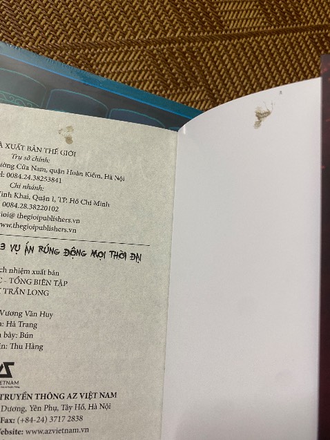 Sách có biểu hiện bị mở ra nhiều lần, không còn mới, bị bận và đóng gói ẩu làm bookmark bị cong. Nếu để mình đọc thì không sao nhưng mình mang đi tặng mà đóng gói thế này thì quá thất vọng